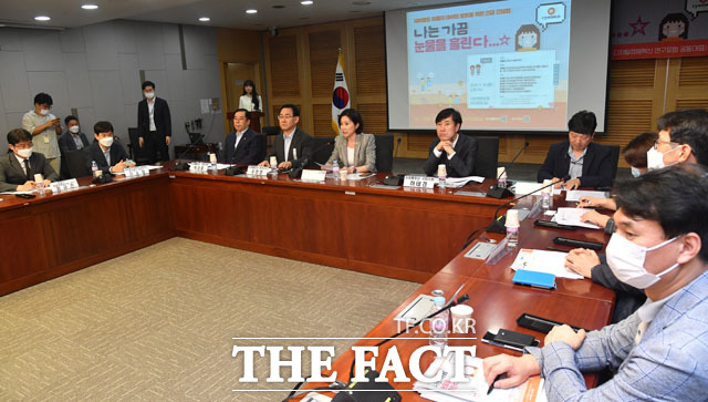 '싸이월드' 대화 나누는 참석자들