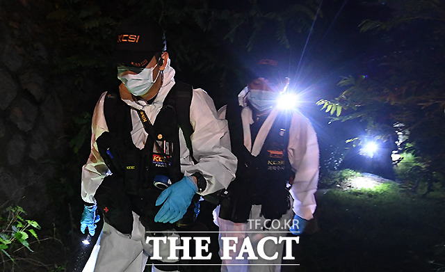 9일 공관을 나와 연락이 두절됐던 박원순 서울시장이 가족의 실종 신고 7시간 만에 결국 숨진 채 발견된 가운데, 10일 새벽 북악산에서 감식반이 이동하고 있다. /이새롬 기자