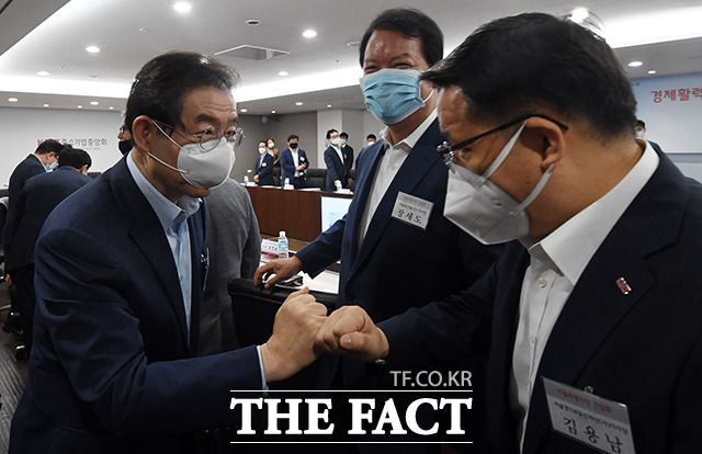 박원순 서울시장이 1일 오전 서울 여의도 중소기업중앙회에서 열린 '경제활력 회복을 위한 서울특별시장과의 대화'에 참석해 참석자들과 주먹인사를 하고 있다./임영무 기자