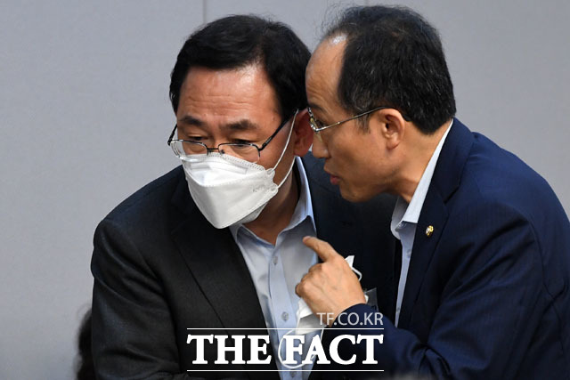 간담회 참석을 마친 주호영 원내대표(왼쪽)가 추경호 의원과 귀엣말을 나누며 간담회장을 나서고 있다