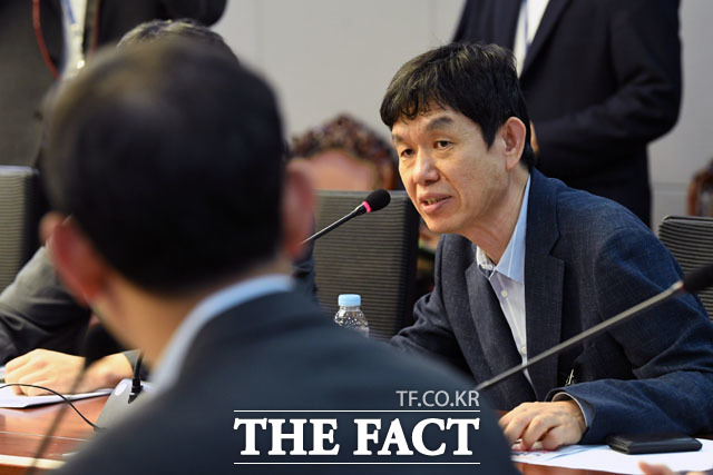 답변하는 이동형 전 싸이월드 대표