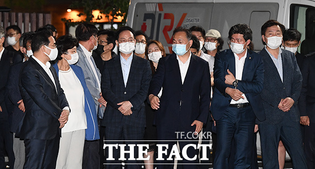 박원순 서울시장이 실종 뒤 사망한 10일 새벽 서울 종로구 서울대학교병원 응급의료센터에 서울시 관계자들이 침통한 표정으로 구급차량을 기다리고 있다. /이동률 기자