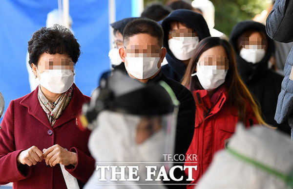 11일 신규 확진자 35명 중 국내 발생은 20명, 해외 유입은 15명이었다. /임영무 기자