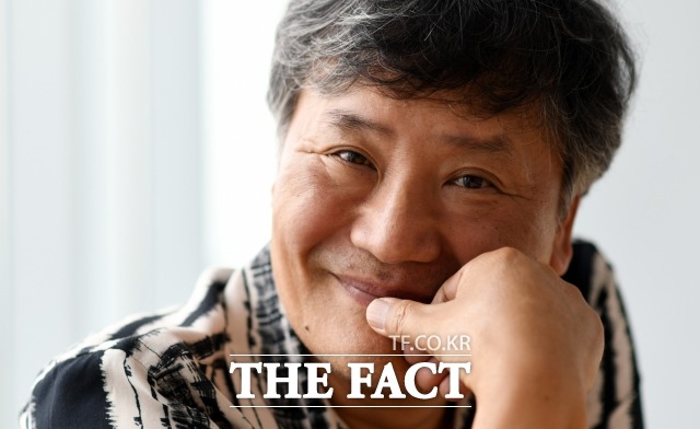 연극 무대에서 차근차근 쌓아올린 연기력은 빛을 발했다. 스크린과 브라운관을 종횡무진하며 최홍일은 언제나 묵직한 존재감이다. 그럼에도 가장 독보적인 활약은 누군가의 아버지로서 울림을 선사할 때가 아닐까. /임영무 기자