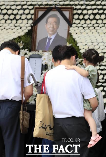 시민들이 12일 서울 중구 서울광장에 차려진 고 박원순 서울시장의 시민분향소에서 조문하고 있다. /뉴시스