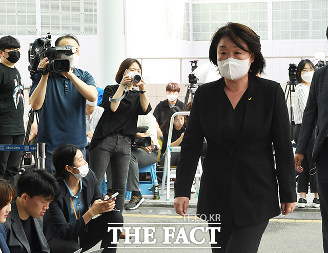 정의당은 이날 오후 2시 피해자 측 기자회견 후 서울시에 철저한 진상조사를, 경찰에는 입장을 밝힐 것을 촉구하는 등 강경한 입장을 밝혔다. 지난 10일 고 박원순 서울시장의 빈소로 들어서고 있는 심상정 정의당 대표. /배정한 기자