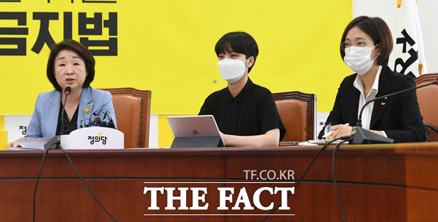 14일 심상정 정의당 대표가 류호정·장혜영 의원의 조문 불가 방침과 피해자 연대 메시지에 대한 사과 입장을 밝히면서 찬반 논란이 격화되고 있다. 왼쪽부터 심상정 대표, 류호정, 장혜영 의원. /국회=남윤호 기자