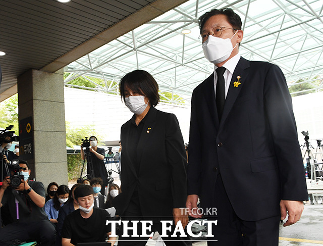 지도부 차원의 사과 입장에 당 안팎에선 비판의 목소리가 이어지고 있다. 당 내부 관계자는 표현의 문제에 아쉬움을 드러내면서도 "의도하지 않은 해석"이라고 밝혔다. 지난 10일 고 박원순 시장의 빈소를 조문한 정의당 지도부. /배정한 기자