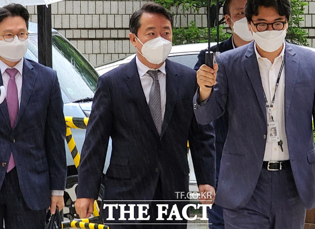 구속 전 피의자심문(영장실질심사)에 출석하는 이 전 회장의 모습. /김세정 기자