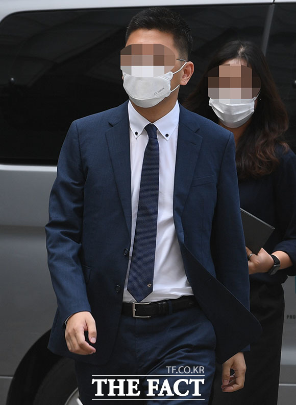 '검언유착' 의혹의 핵심인물인 이동재 전 채널A 기자가 17일 오전 서울 서초구 서울중앙지법에서 열린 구속 전 피의자심문(영장실질심사)에 출석하고 있다. /김세정 기자