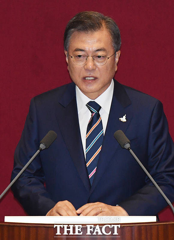 문재인 대통령이 17일 금융세제 개편안의 재검토에 대해 시사했다. 사진은 지난 16일 제21대 국회 개원식에 참석한 문재인 대통령. /배정한 기자