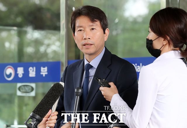 이인영 통일부 장관 후보자의 아들 병역 면제 논란에 통일부가 적극 반박했다. 지난 6일 오전 이 후보자가 서울 종로구 남북회담본부에 마련된 인사청문회 준비 사무실로 출근해 취재진 질문에 답하고 있다. /뉴시스