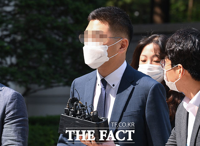 '검언유착' 의혹의 핵심인물인 이동재 전 채널A 기자가 17일 오전 서울 서초구 서울중앙지법에서 열린 구속 전 피의자심문(영장실질심사)에 출석하고 있다. /김세정 기자