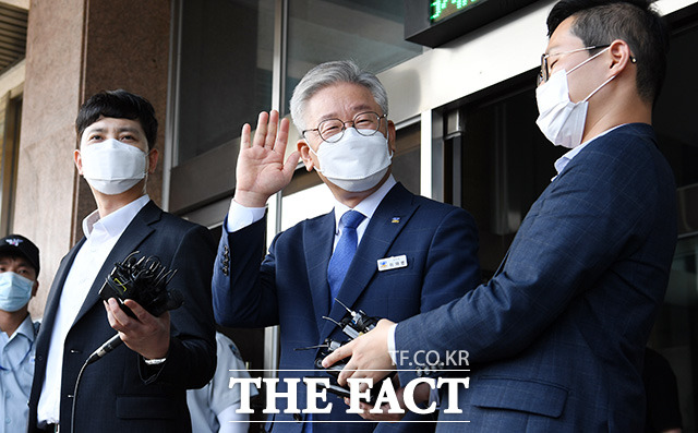 국회에서 문재인 대통령이 개원연설을 하기 직전 이재명 경기도지사의 대법원 파기환송 판결이 나왔다. 의원들도 관련 보도에 집중하면서 취재진들 사이에서 '대통령보다 이 지사에게 관심이 몰렸다'는 목소리가 나오기도 했다. /임영무 기자