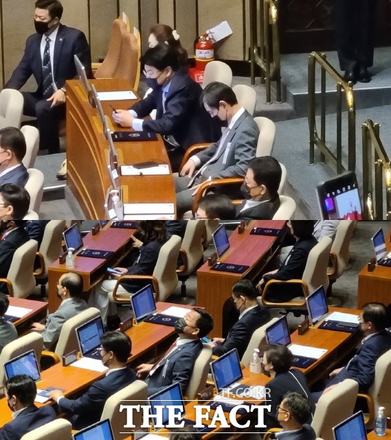 16일 국회 본회의장을 가득 메운 의원 대다수는 문재인 대통령 연설을 경청했다. 하지만 일부 의원은 휴대폰을 하고, 하늘을 보고, 눈을 감고 있는 등 집중하지 않는 모습을 보이기도 했다. /문혜현 기자