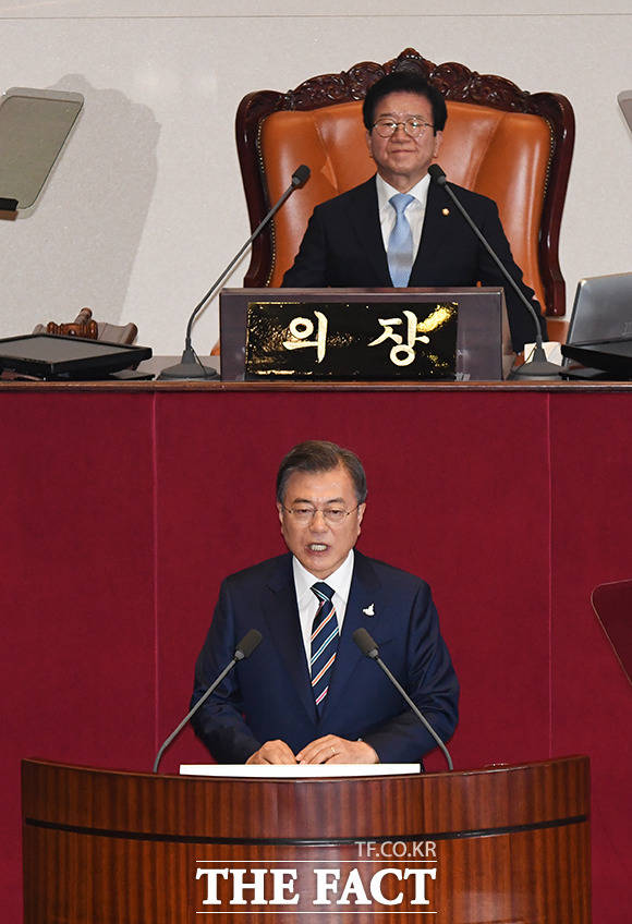 당초 지난달 5일로 예정됐던 국회 개원식이 무한정 미뤄지면서 문재인 대통령은 개원연설을 9차례나 수정했다. 지난 16일 국회 개원연설에 나선 문 대통령. /배정한 기자