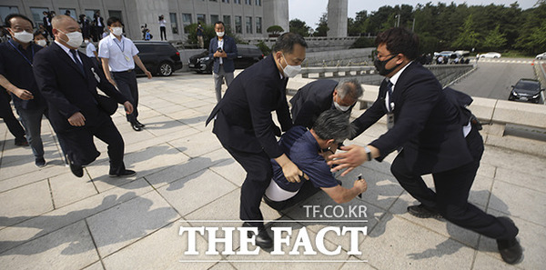 지난 16일 국회에서 열린 제21대 국회 개원식에 참석해 개원 축하 연설을 마친 문재인 대통령을 향해 신발을 던진 남성에 대한 영장실질심사가 19일 열린다. / 국회=배정한 기자