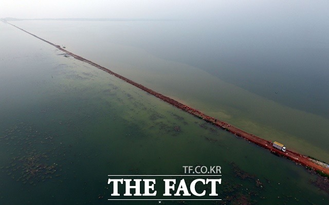 중국 남부 지방에 한 달 이상 폭우가 지속되고 있는 가운데 안후이성 당국이 불어나는 물을 방류하기 위해 추허강 댐을 폭파했다. 지난 2016년 후베이성이 불어나는 물을 방류하기 위해 량즈호와 뉴산호 사이의 길이가 3.7㎞되는 댐을 폭파시키기 전 모습. /신화.뉴시스