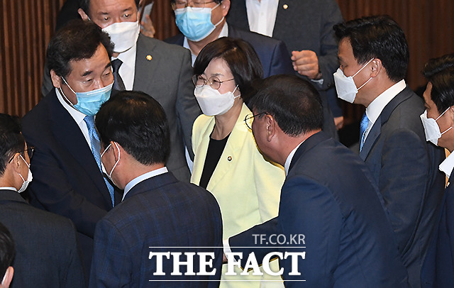 민주당 의원들은 김 원내대표의 주요 발언에 박수로 화답했다. 연설 직후 김 원내대표가 이낙연 의원들과 인사하는 모습. /이새롬 기자