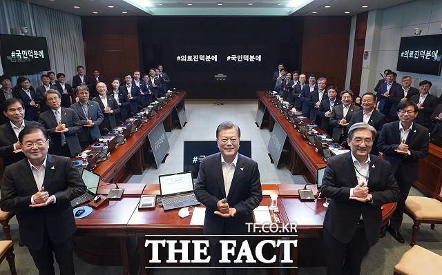 문재인 대통령이 20일 코로나19 국내 지역감염 확진자 수가 4명으로 줄어든 것과 관련해 "코로나를 이겨가고 있다"고 밝혔다. 사진은 문 대통령이 지난 4월 의료인에게 고마움을 전하는 '덕분에 챌린지'를 하는 모습. /청와대 제공