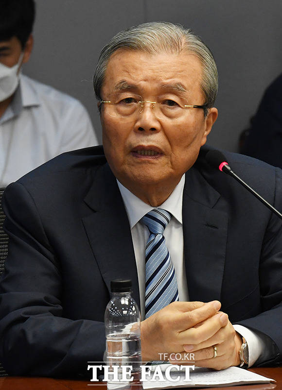 김종인 통합당 비대위원장은 여당의 행정수도 이전 주장에 대해 "이미 위헌 결정이 났다"며 현실성 없는 제안이라고 반박했다. /배정한 기자