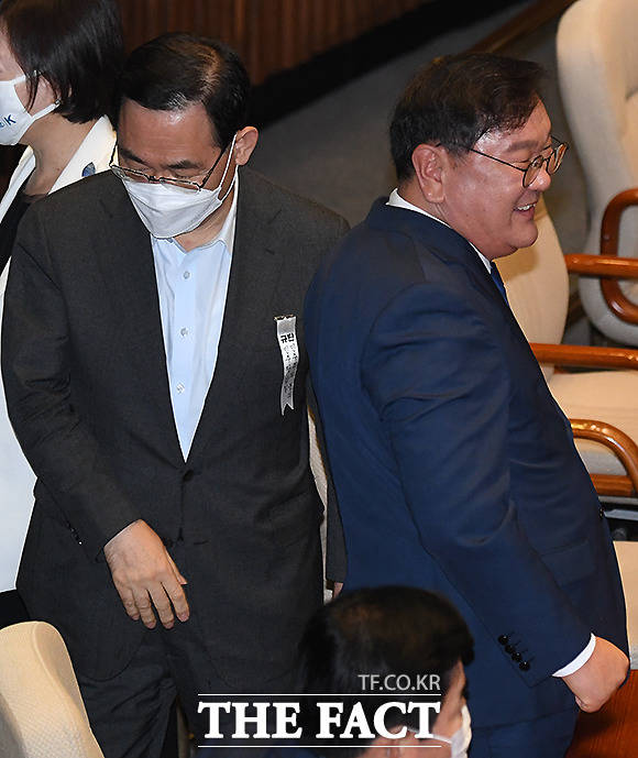 주호영 미래통합당 원내대표와 인사한 후 웃는김 원내대표. /이새롬 기자