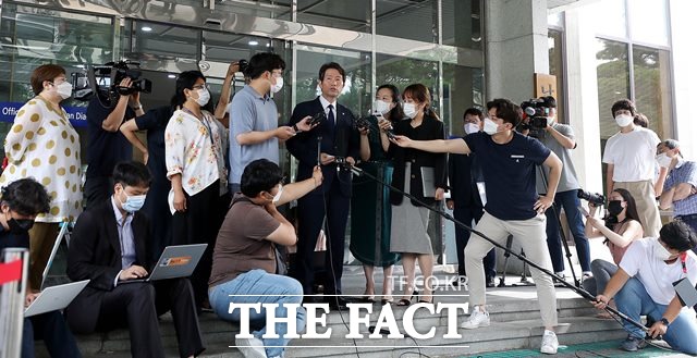 국회 인사청문회를 앞둔 이인영 통일부 장관 후보자가 기자들과 만나 포부를 밝혔다. 21일 오전 서울 종로구 남북회담본부에 마련된 인사청문회 준비 사무실 앞에서 이 후보자가 기자회견을 하고 있다. /뉴시스