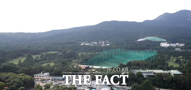 그린벨트 해제를 제외한 서울지역 주택 공급을 검토중인 가운데 군 시설인 태릉골프장 일대도 언급된 것으로 알려졌다. 사진은 서울 노원구 태릉골프장 전경. /뉴시스