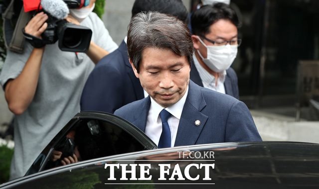 국회 인사청문회를 앞둔 이인영 통일부 장관 후보자가 한미워킹그룹관련해 입장을 밝혔다. 서울 종로구 남북회담본부에 마련된 인사청문회 준비 사무실 앞에서 이 후보자가 기자회견을 마치고 이동하고 있다. /뉴시스