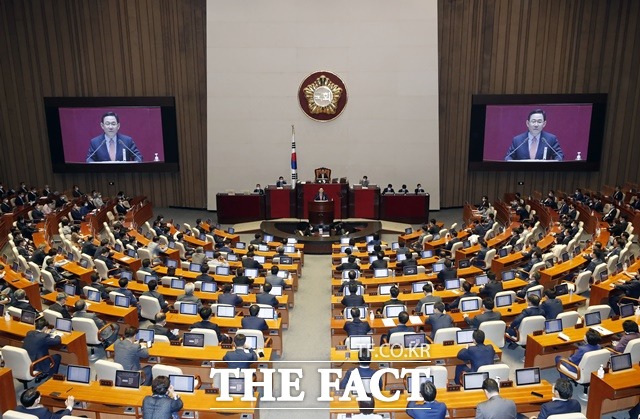 주호영 통합당 원내대표가 21일 국회 본회의에서 교섭단체 대표연설을 하는 가운데 여야 의원들이 경청하는 모습. /뉴시스