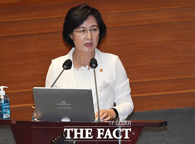 추미애(사진) 법무부 장관이 김태흠 미래통합당 의원의 질의에 답변을 하고 있다. /배정한 기자