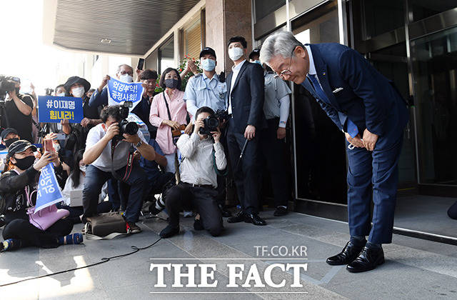 이재명 경기지사는 22일 서울시장 무공천 발언에 대해 "주장이 아닌 의견"이라고 해명했다. 사진은 지난 16일 오후 경기도 수원 경기도청에서 대법원의 ‘허위사실 공표' 혐의 무죄 취지 파기환송 선고와 관련해 발언을 마친뒤 허리숙여 인사하고 있는 모습. /임영무 기자