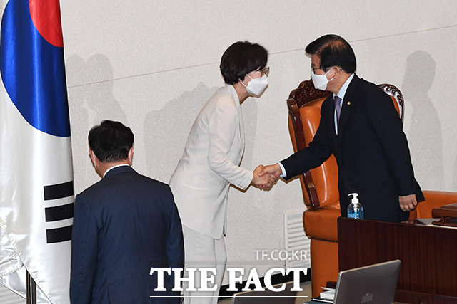 김상희 국회부의장(가운데)이 대정부 질문에 참석해 박병석 국회의장(오른쪽)으로부터 사회를 넘겨받고 있다. 이날 헌정 사상 처음으로 여성 부의장이 대정부 질문을 진행했다. /배정한 기자