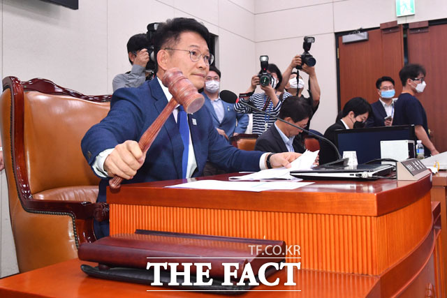 23일 오전 10시 이인영 통일부 후보자에 대한 인사청문회가 시작됐다. 간사 선임과 이인영 통일부 장관에 대한 인사청문회 의결한 당시 송영길 외통위원장의 모습. /남윤호 기자