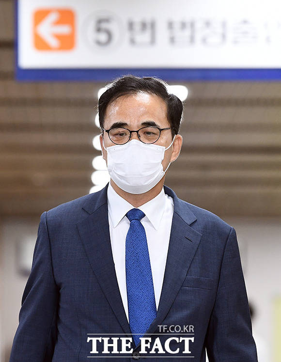 '국정농단' 의혹에 연루돼 재판에 넘겨진 김종 전 문화체육관광부 2차관이 24일 오후 서울 서초구 서울고등법원에서 열린 선고 공판에 출석하고 있다. /이동률 기자