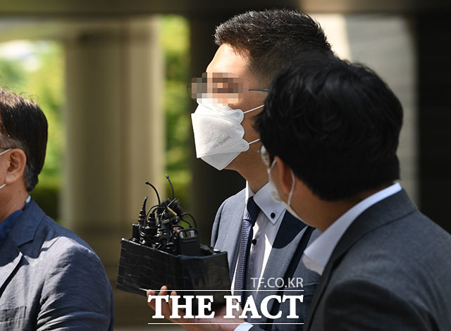 '검언유착' 의혹의 핵심인물인 이동재 전 채널A 기자가 17일 오전 서울 서초구 서울중앙지법에서 열린 구속 전 피의자심문(영장실질심사)에 출석하고 있다. /김세정 기자