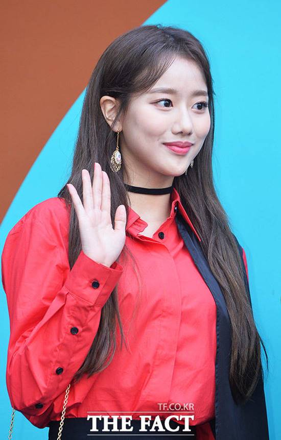 에이프릴 멤버 이나은이 학교폭력 논란에 휩싸인 후 소속사는 루머라며 강경대응을 예고하고 나섰다. 이나은 소속사의 해명을 들은 후 누리꾼들은 이나은을 옹호했다. /더팩트 DB