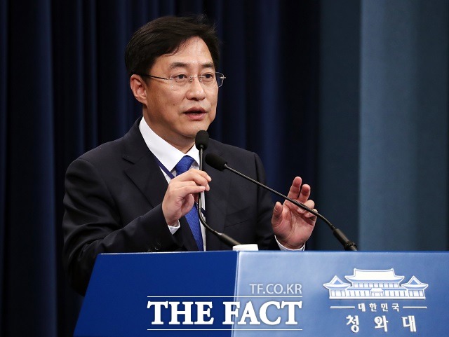 청와대는 고 박원순 서울시장의 성추행 의혹에 대한 강민석 대변인의 입장이 공식입장이 아니다라는 입장을 밝혔다. 강 대변인이 청와대 브리핑 룸에서 발언하는 모습. /뉴시스