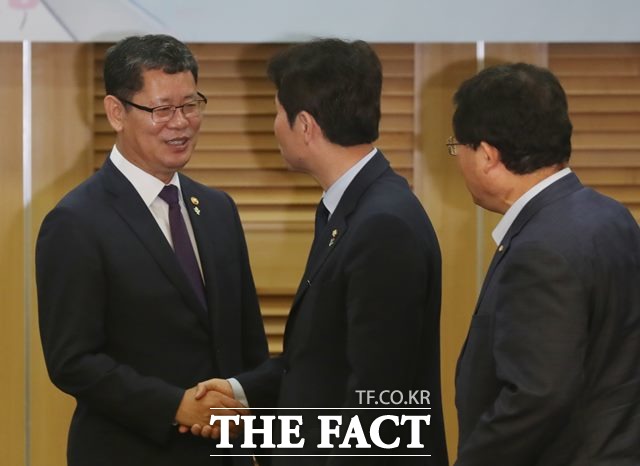 지난달 국회 의원회관에서 국회의원연구단체 한반도경제-문화포럼 주최로 열린 6.15공동선언 19주년 기념 특별토론회에서 김연철 전 통일부 장관(왼쪽)이 이 후보자와 인사하고 있다. /뉴시스