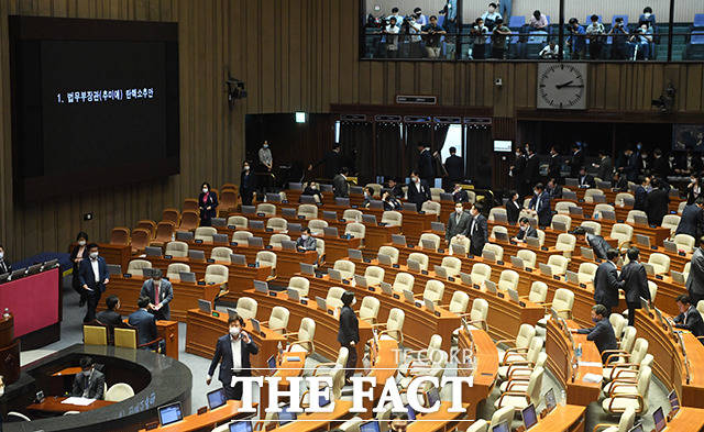 지난 23일 오후 국회 본회의에서 국회의원들이 추미애 법무부 장관에 대한 탄핵소추안 투표를 하고 있다. 결과는 재적 의원 292명 가운데 찬성 109명, 반대 179명, 무효 4표로 부결됐다. /배정한 기자