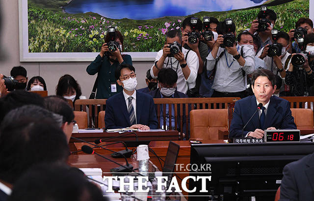 이인영 통일부 장관 후보자가 주장하는 물물교환 방식의 남북교역을 북한이 받아들일지 일부 전문가들은 의문을 품고 있다. 이 후보자가 지난 23일 국회에서 열린 외통위 인사청문회에 참석해 질의에 답하고 있다. /배정한 기자