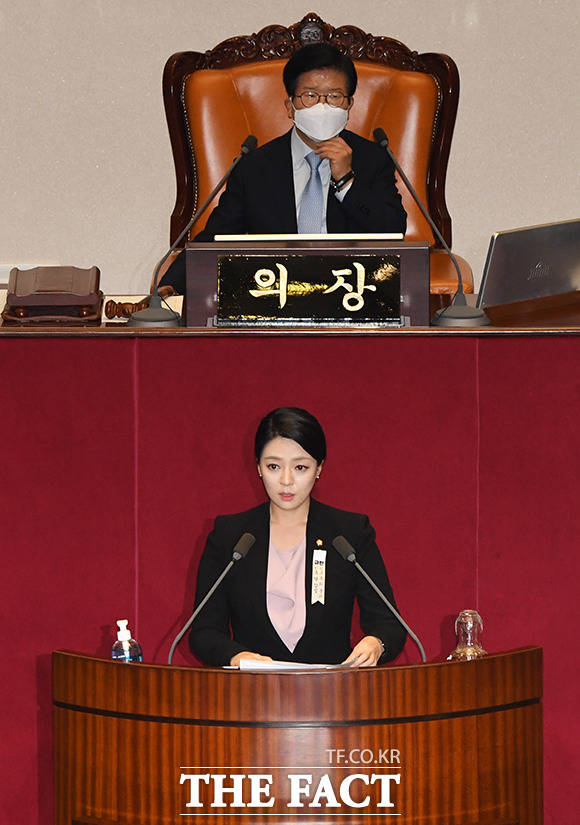 배현진 통합당 의원(아래쪽)이 지난 23일 오후 국회에서 열린 본회의에서 참석해 추미애 장관 탄핵소추안에 대한 제안설명을 하고 있다. /배정한 기자