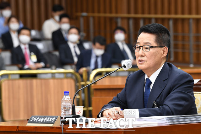 27일 오후 재개된 국정원장 후보자 인사청문회에서 주호영 미래통합당 원내대표와 박지원 후보자는 '주적 문제'를 놓고 신경전을 벌였다. /국회=남윤호 기자