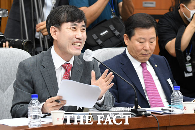 하태경 통합당 의원(왼쪽)과 박지원 후보자는 '학력위조 의혹'을 놓고 설전을 이어갔지만 박 후보자가 "55년 전이면 하 의원이 태어나지도 않은 시절"이라고 하자 장내엔 웃음이 번졌다. /남윤호 기자