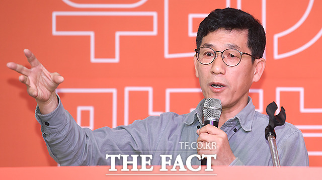 진중권 전 동양대 교수는 27일 자신의 페이스북에 'KBS에 조작된 내용을 전달한 것이 서울중앙지검의 고위간부였다'는 내용의 기사를 공유하며 "정작 더러운 유착은 윤석열 검찰과 채널A 사이가 아니라 이성윤 중앙지검과 KBS 사이에 존재한 것으로 밝혀지는 상황"이라고 주장했다. /이새롬 기자