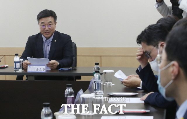 박 위원은 반대 의견을 이유로 공수처법을 개정하기보다 먼저 논의에 나서야 한다고 주장했다. 윤호중 국회 법제사법위원회 위원장과 민주당 법사위원들이 지난 8일 정부서울청사 공수처 설립준비단을 방문한 모습. /뉴시스