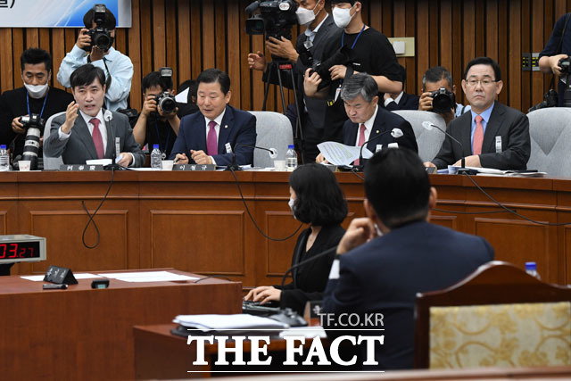 통합당 의원들은 대북송금 사건을 비롯해 남북경제협력 합의서 등 의혹을 중점으로 박 후보자를 몰아세웠다. 왼쪽부터 하태경, 이철규, 조태용, 주호영 청문위원. /남윤호 기자