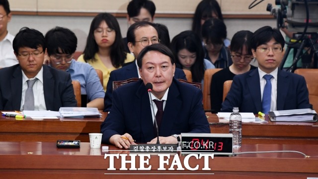 윤석열 검찰총장이 후보자였던 지난해 서울 여의도 국회 법제사법위원회 인사청문회에 참석해 질문에 답변을 하고 있다. /배정한 기자