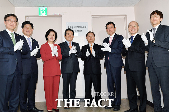 박 위원은 공수처의 필요성을 강하게 주장해온 경실련에서 활동한 것을 바탕으로 추천위원에 선정됐다. 지난 2월 추미애 법무부 장관, 정세균 국무총리, 남기명 준비단장, 진영 행정안전부 장관, 김조원 청와대 민정수석, 이명신 청와대 반부패비서관(왼쪽 세 번째부터)이 정부서울청사에서 열린 공수처 설립준비단 현판식에 참석한 모습. /남용희 기자