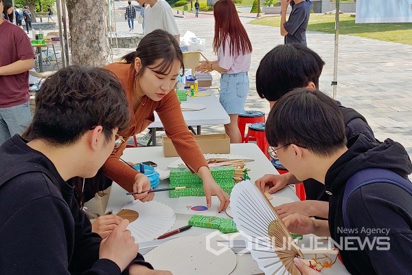 충북대 구성원 및 지역주민들이 단오를 맞아 부채 만들기 체험을 하고 있다.(사진제공=충북대학교)